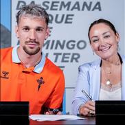 Ionuț Radu, prezentând tricoul lui Celta Vigo, lângă președintele clubului, Maria Mouriño / Foto: X Celta Vigo