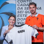 Ionuț Radu, prezentând tricoul lui Celta Vigo, lângă președintele clubului, Maria Mouriño / Foto: X Celta Vigo