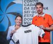 Ionuț Radu, prezentând tricoul lui Celta Vigo, lângă președintele clubului, Maria Mouriño / Foto: X Celta Vigo