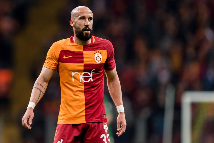 Iasmin Latovlevici, în tricoul lui Fatih Terim / foto: Imago Images Fotbalistul român îngrozit de Fatih Terim: „Simțeam frică. Mă așteptam să mă răstoarne cu tot cu scaun!”
