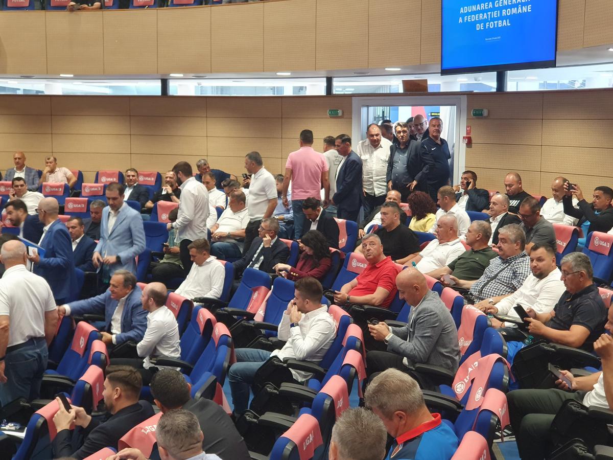 Adrian Mititelu, reacție virulentă după ultimul conflict cu Răzvan Burleanu: „Sunt niște profitori! Așteaptă să mănânce o sarma și să bea un suc”