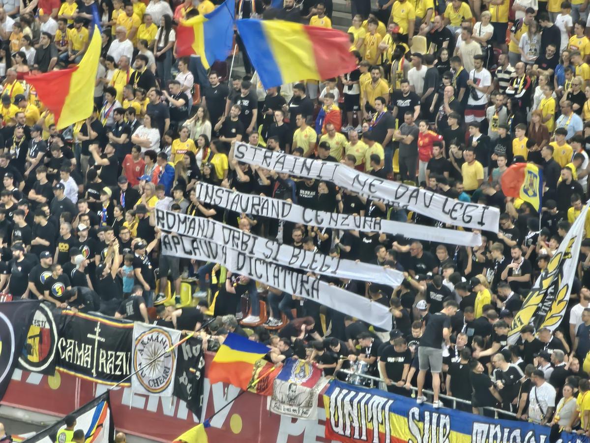 Bannere „Uniți sub Tricolor ” România - Cipru