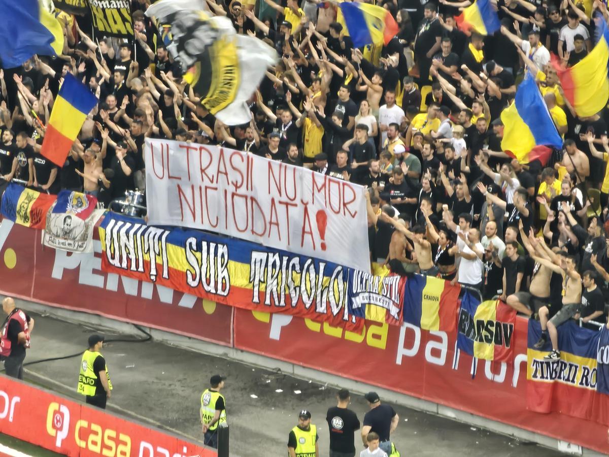 Bannere „Uniți sub Tricolor ” România - Cipru