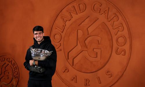 Carlos Alcaraz cu trofeul de la Roland Garros FOTO Guliver/GettyImages