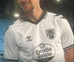 Ionuț Radu, pozând cu noul tricou al lui Celta Vigo / Foto: GSP.ro