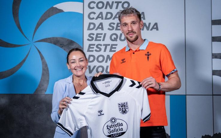Ionuț Radu, prezentând tricoul lui Celta Vigo, lângă președintele clubului, Maria Mouriño / Foto: X Celta Vigo