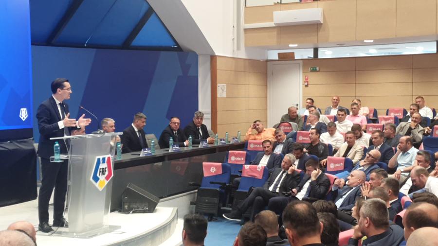 Răzvan Burleanu și Adrian Mititelu s-au luat la harță chiar în timpul Adunării Generale FRF. Foto: Justin Gafiuc (GSP) Așa arată chiolhanurile federale ale lui Burleanu! Avem video de la petrecerea prin care șeful FRF își asigură unanimitățile la vot