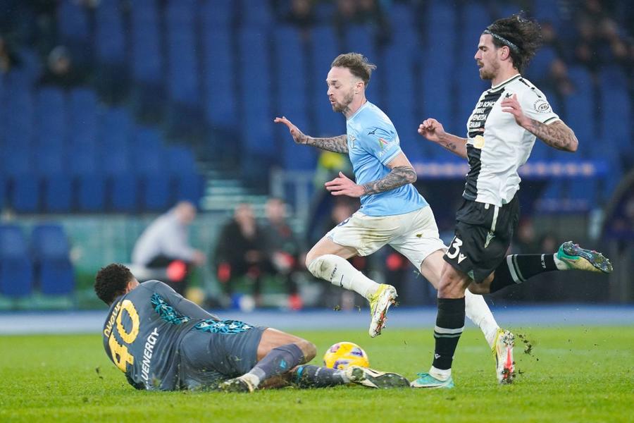 Meciul cu Lazio (2-1) de-acum 15 luni în care Maduka Okoye (Udinese) a forțat cartonașul galben în minutul 63 / Foto: Imago Portarul înlocuit de Răzvan Sava, salvat de Udinese! » Cine plătește daune pentru retragerea plângerii penale