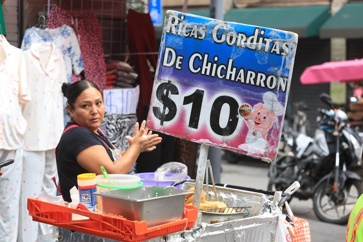 Tacos, condimente și... „grăsuțe” umplute cu șorici crocant » „Street food” altfel în Ciudad de Mexico