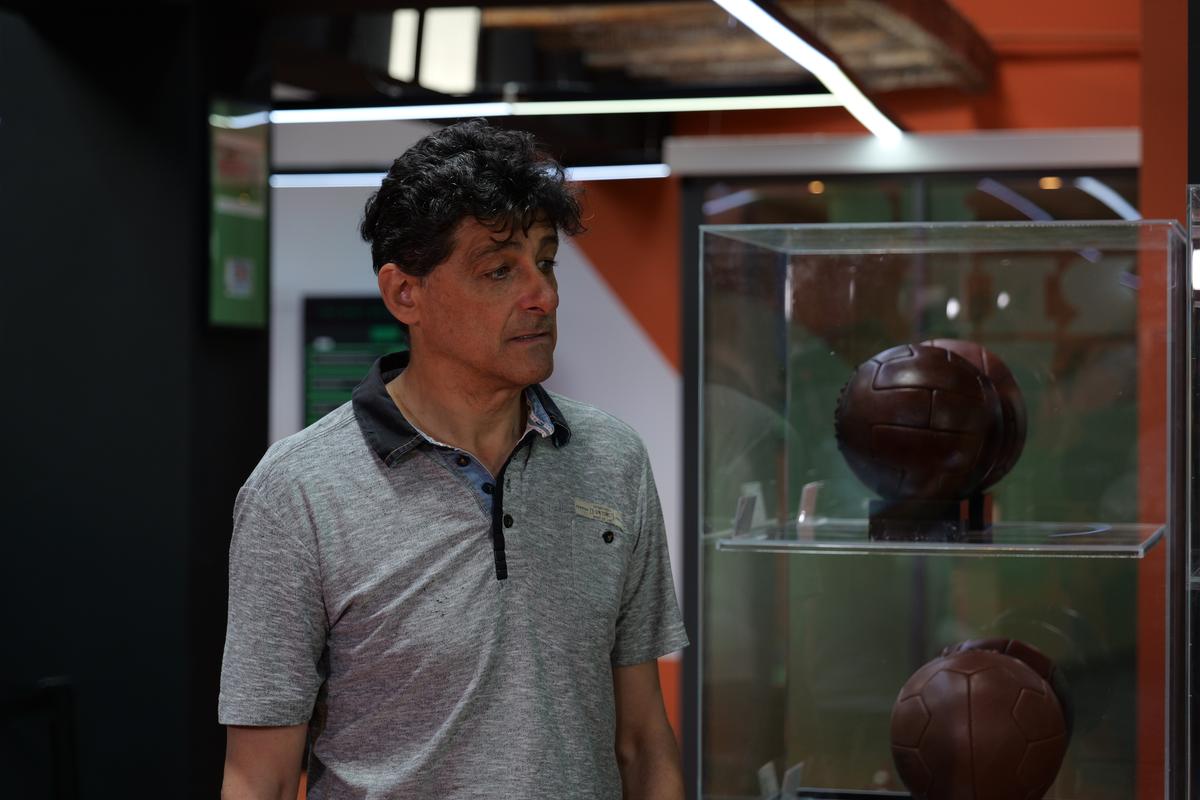 Miodrag Belodedici și Dănuț Lupu, la colecția tuturor baloanelor folosite la Campionatele Mondiale