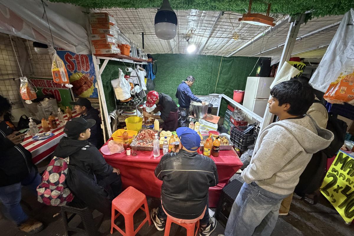 Tacos, condimente și... „grăsuțe” umplute cu șorici crocant » „Street food” altfel în Ciudad de Mexico