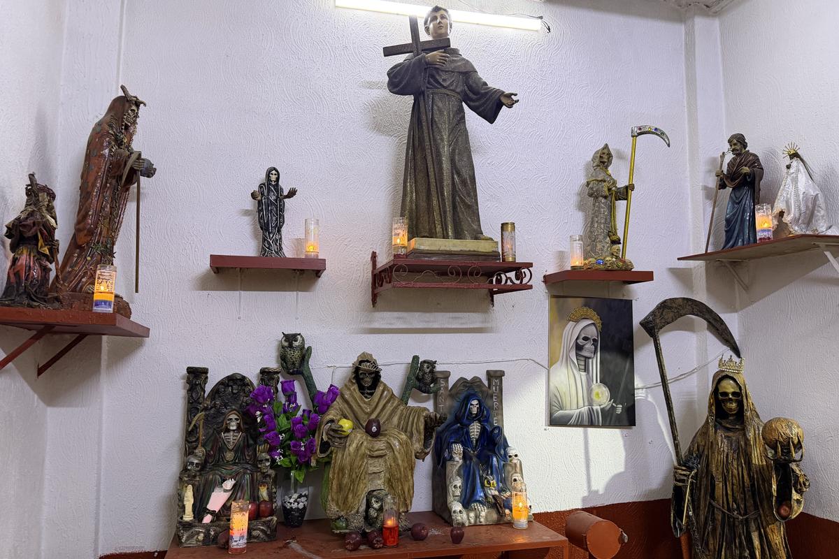 Contrast izbitor în Ciudad de Mexico: milioane de catolici venerează „Sfânta Moarte” » Altare pline cu flori dedicate unui schelet