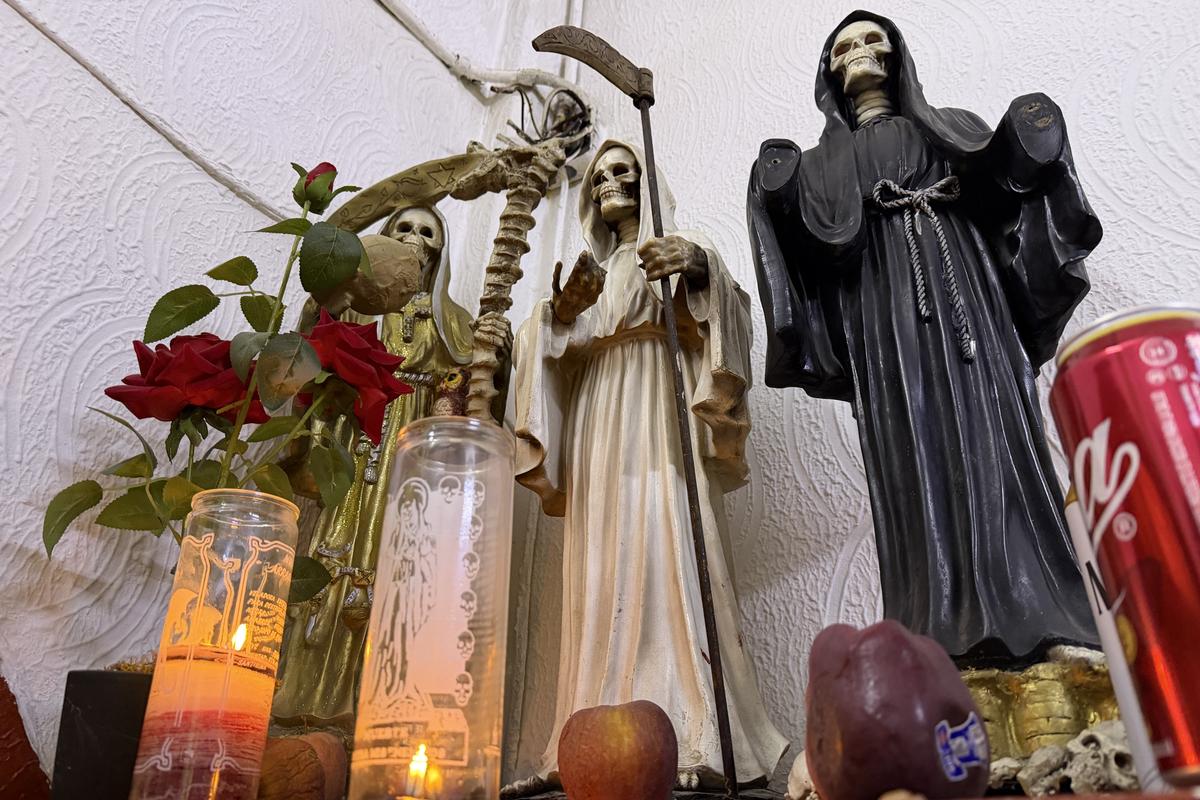 Contrast izbitor în Ciudad de Mexico: milioane de catolici venerează „Sfânta Moarte” » Altare pline cu flori dedicate unui schelet
