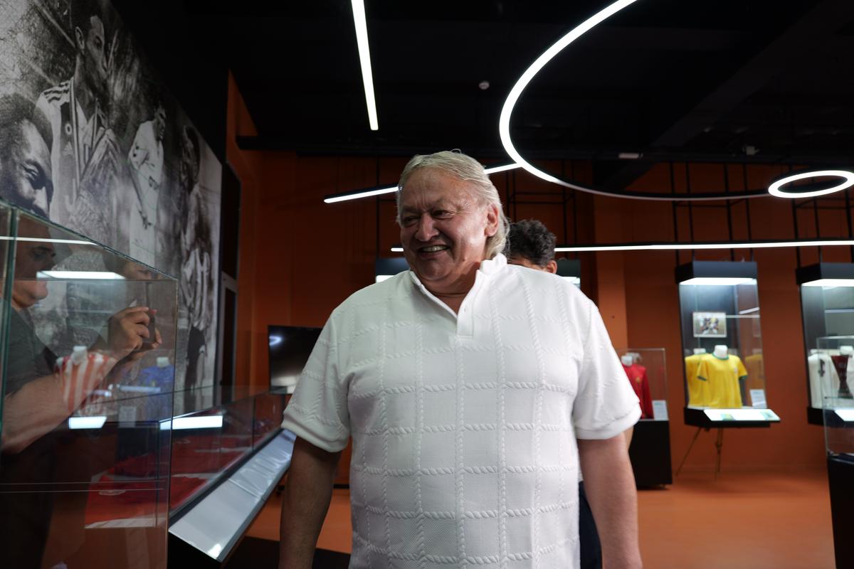 Miodrag Belodedici și Dănuț Lupu, la colecția tuturor baloanelor folosite la Campionatele Mondiale