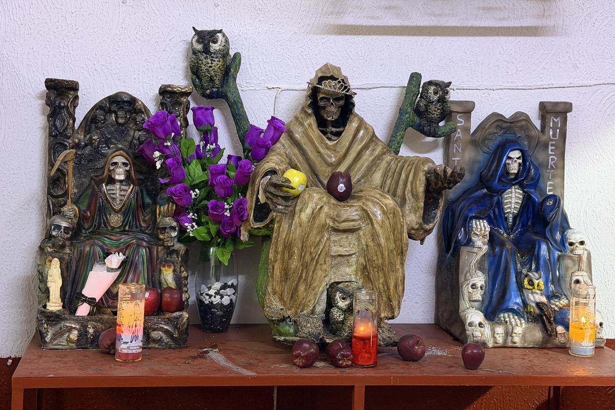 Contrast izbitor în Ciudad de Mexico: milioane de catolici venerează „Sfânta Moarte” » Altare pline cu flori dedicate unui schelet