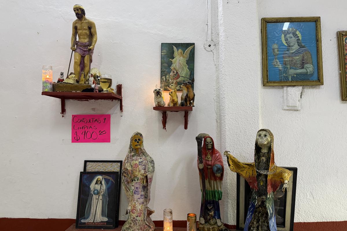 Contrast izbitor în Ciudad de Mexico: milioane de catolici venerează „Sfânta Moarte” » Altare pline cu flori dedicate unui schelet