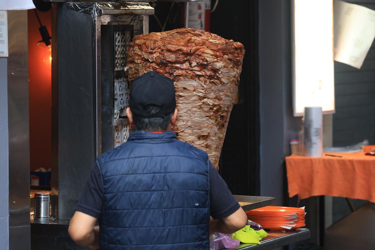 Tacos, condimente și... „grăsuțe” umplute cu șorici crocant » „Street food” altfel în Ciudad de Mexico