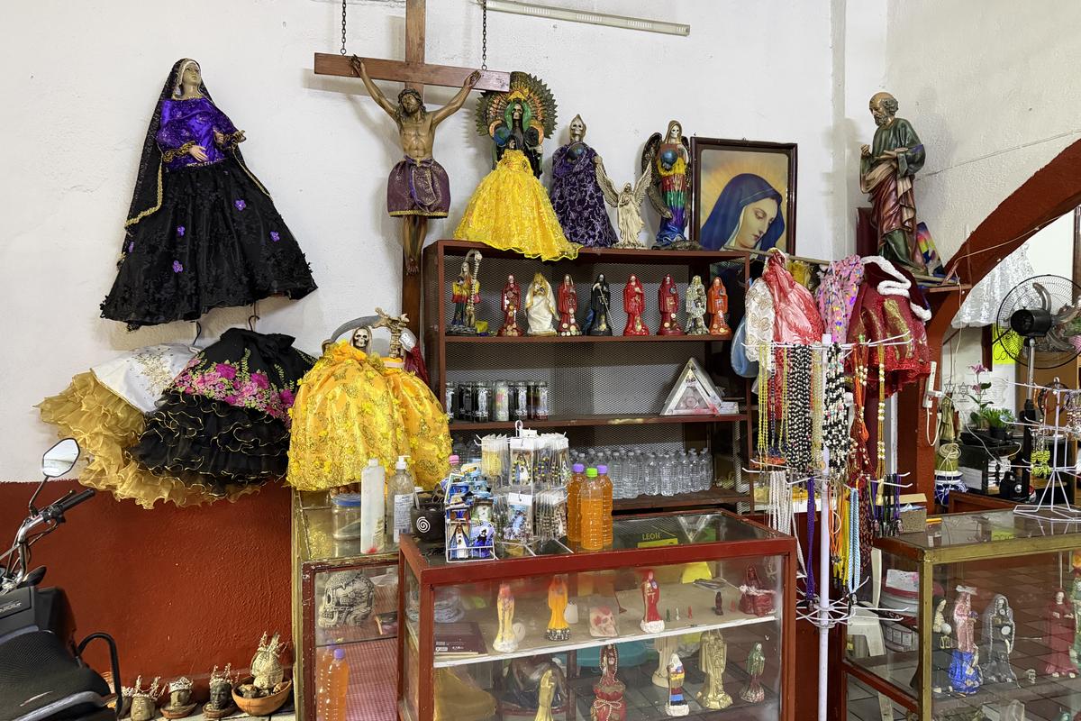 Contrast izbitor în Ciudad de Mexico: milioane de catolici venerează „Sfânta Moarte” » Altare pline cu flori dedicate unui schelet
