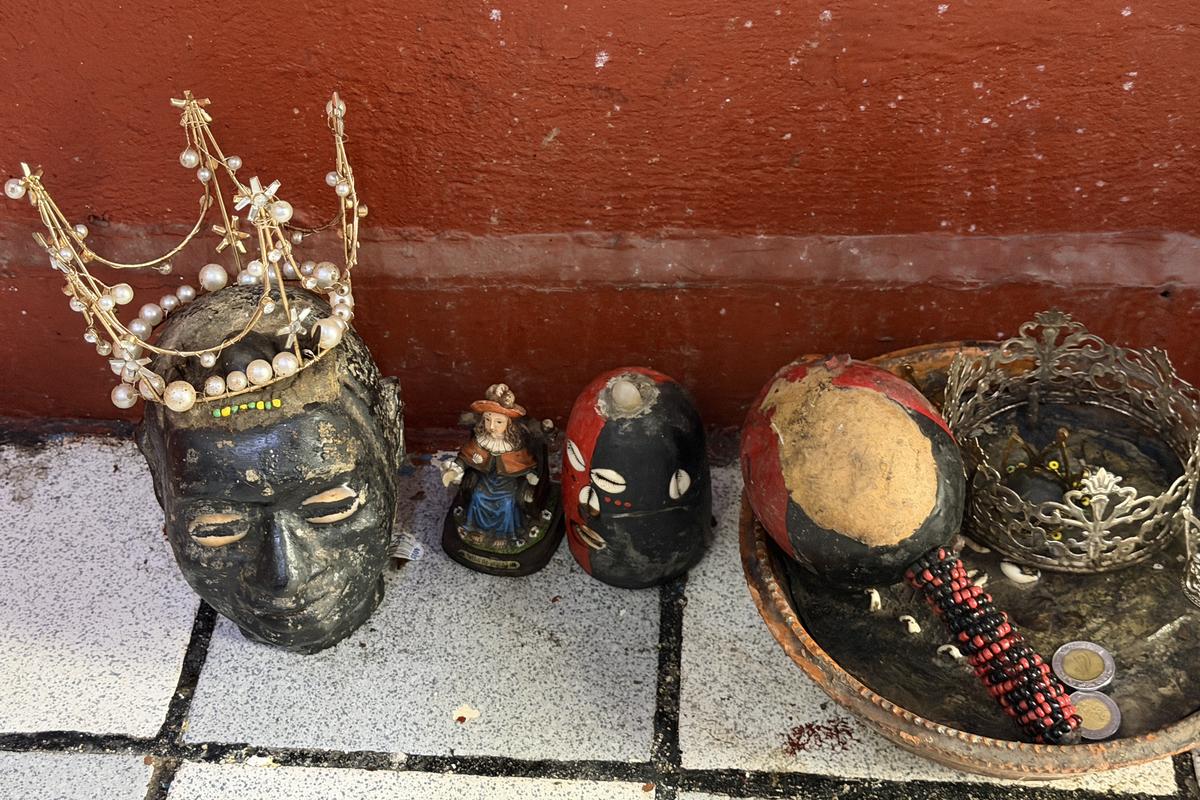 Contrast izbitor în Ciudad de Mexico: milioane de catolici venerează „Sfânta Moarte” » Altare pline cu flori dedicate unui schelet
