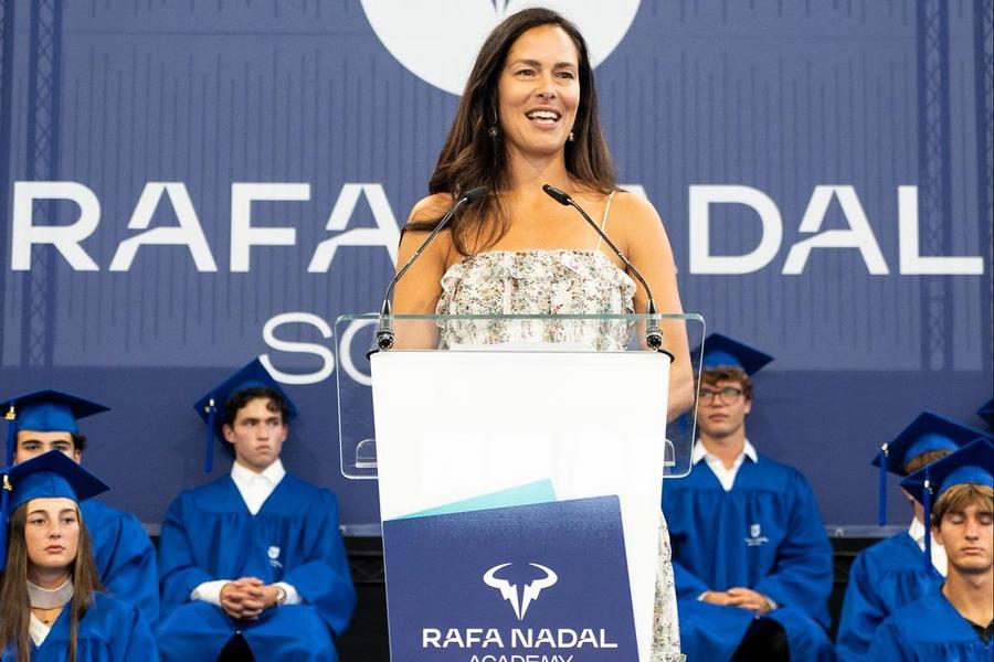 Ana Ivanovic vorbind la ceremonia de absolvire 2026 Foto: Rafa Nadal Academy La 10 ani după retragere, Ana Ivanovic a dezvăluit că avea atacuri de panică: „Nu am vorbit niciodată despre asta”