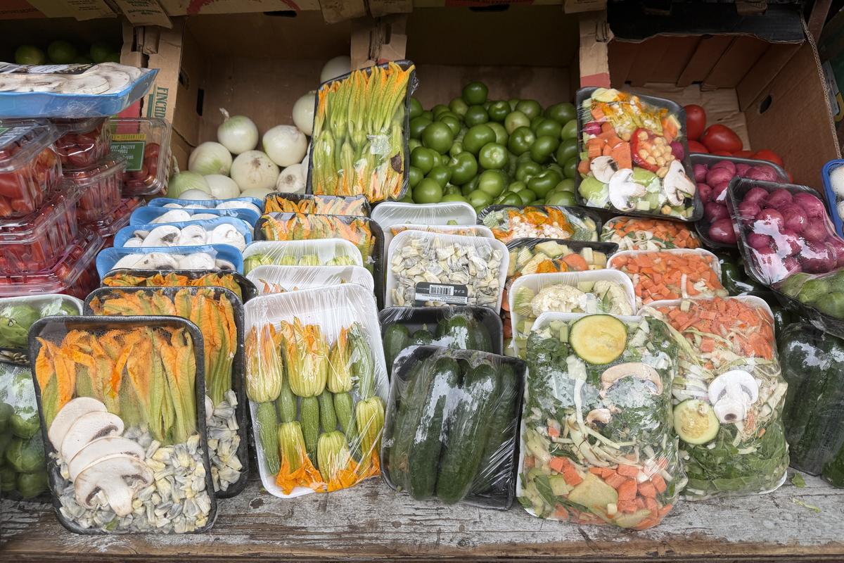 Tacos, condimente și... „grăsuțe” umplute cu șorici crocant » „Street food” altfel în Ciudad de Mexico