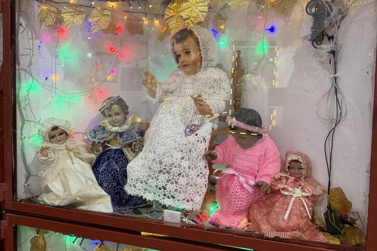 Contrast izbitor în Ciudad de Mexico: milioane de catolici venerează „Sfânta Moarte” » Altare pline cu flori dedicate unui schelet