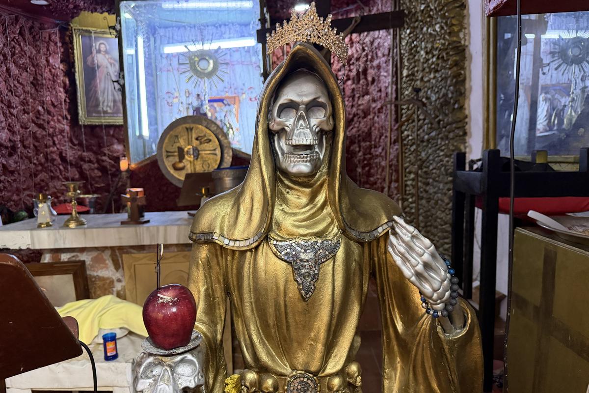 Contrast izbitor în Ciudad de Mexico: milioane de catolici venerează „Sfânta Moarte” » Altare pline cu flori dedicate unui schelet