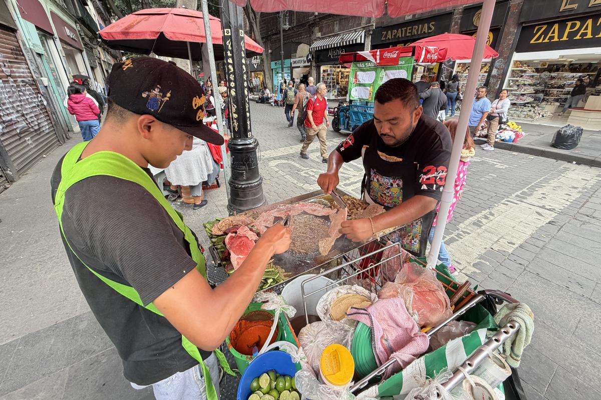 Tacos, condimente și... „grăsuțe” umplute cu șorici crocant » „Street food” altfel în Ciudad de Mexico
