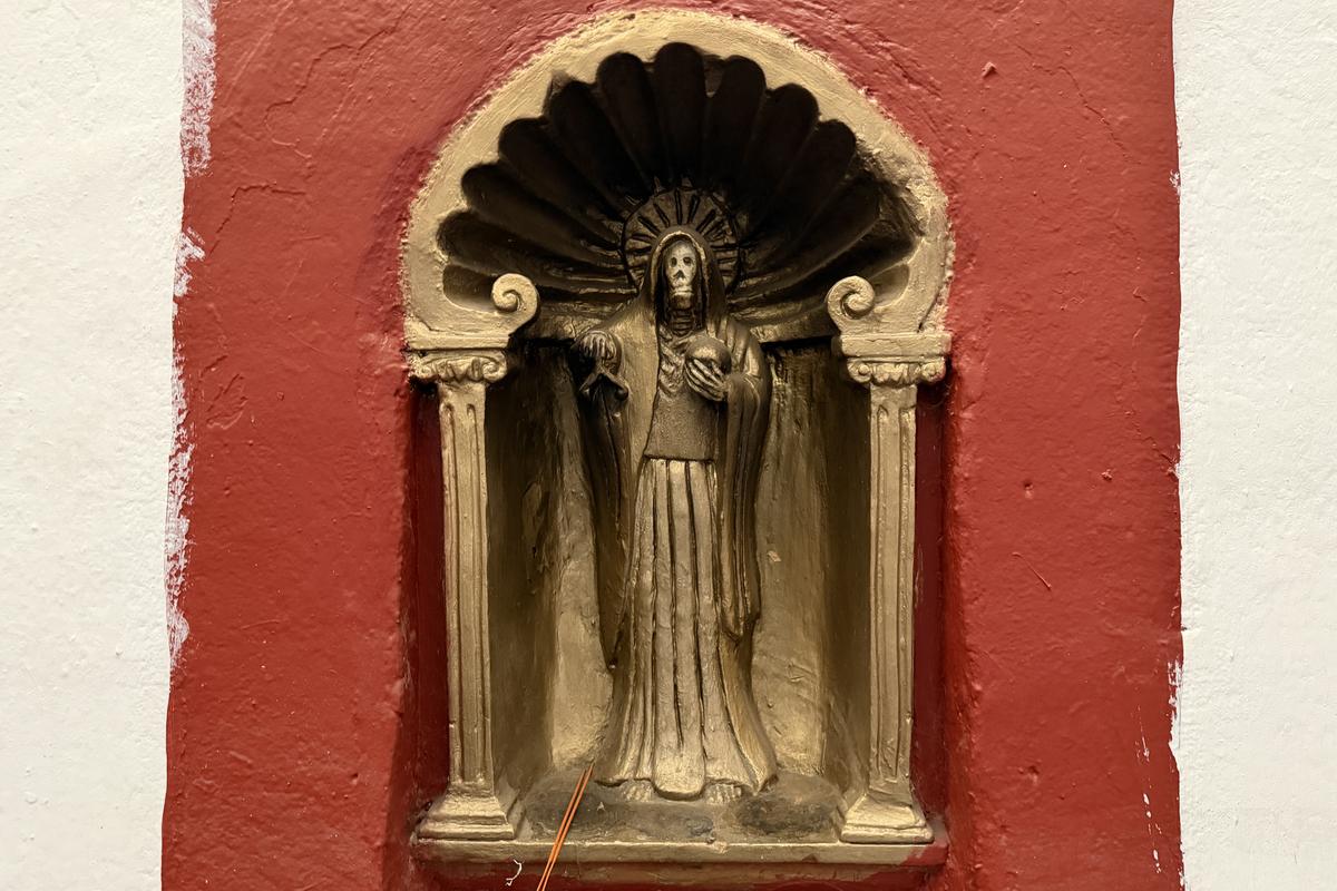 Contrast izbitor în Ciudad de Mexico: milioane de catolici venerează „Sfânta Moarte” » Altare pline cu flori dedicate unui schelet