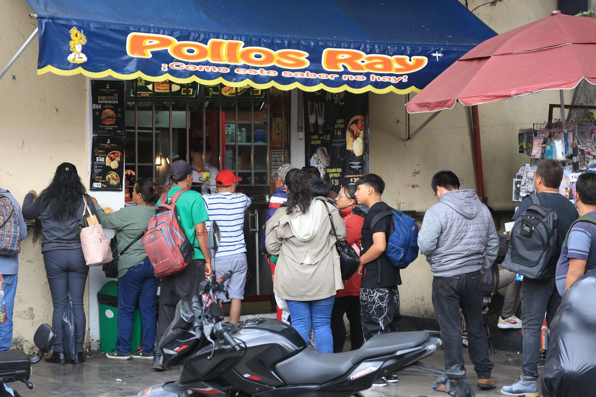 Tacos, condimente și... „grăsuțe” umplute cu șorici crocant » „Street food” altfel în Ciudad de Mexico