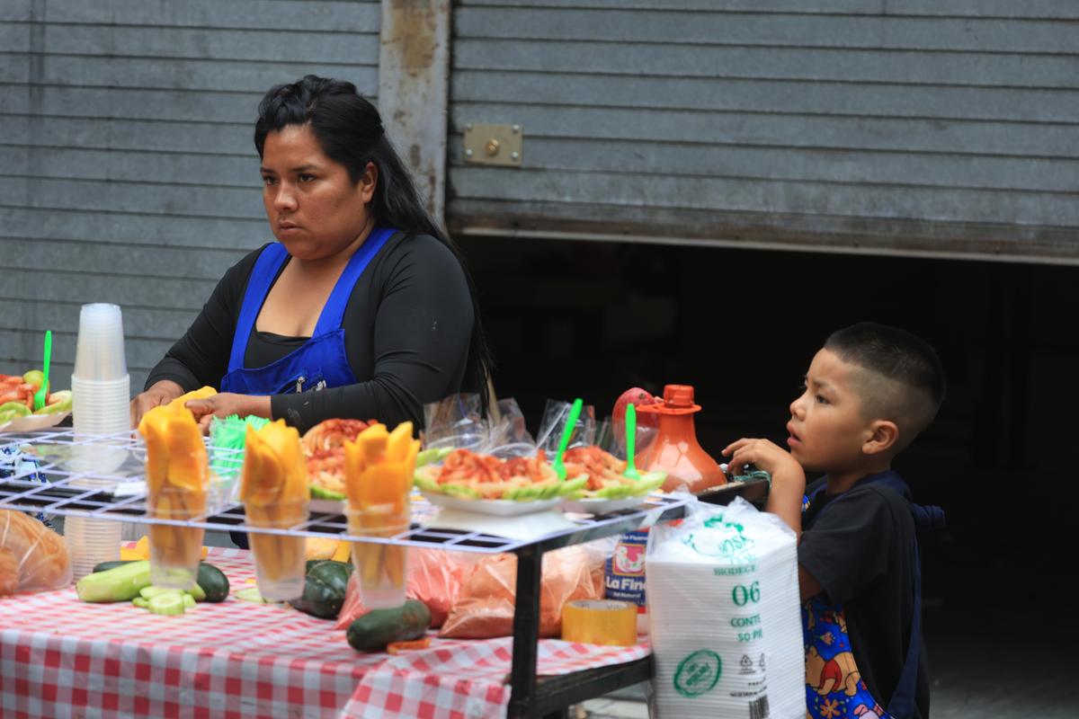Tacos, condimente și... „grăsuțe” umplute cu șorici crocant » „Street food” altfel în Ciudad de Mexico
