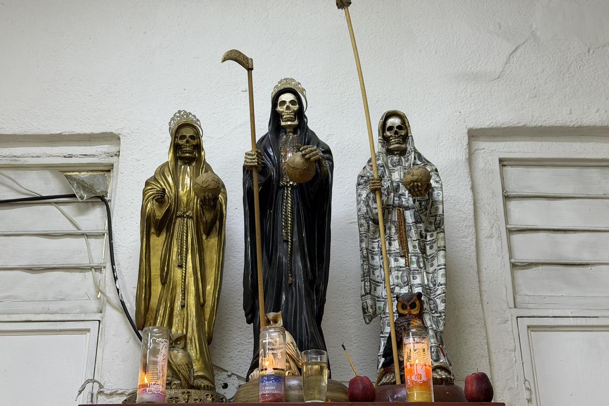 Contrast izbitor în Ciudad de Mexico: milioane de catolici venerează „Sfânta Moarte” » Altare pline cu flori dedicate unui schelet