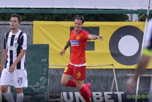 Dennis Man (roșu) a marcat în Astra - FCSB 3-2