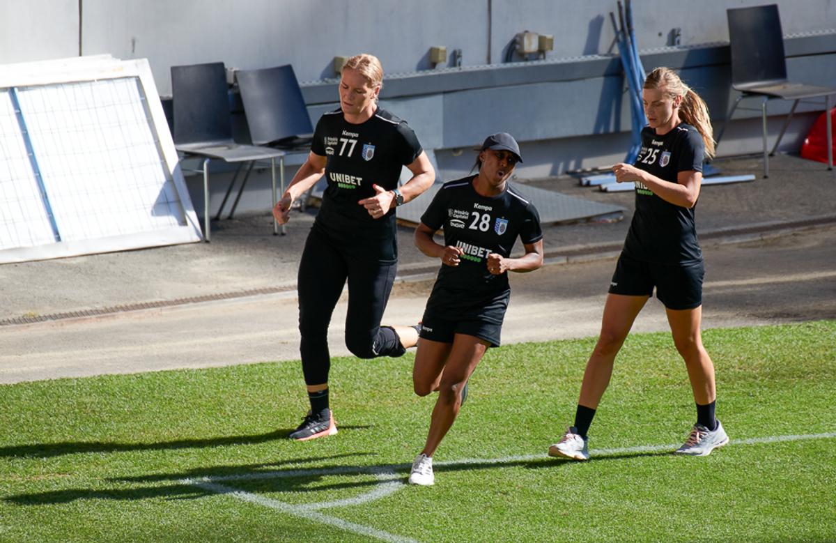 CSM București se antrenează pe Arena Națională » Antrenorul Adrian Vasile: „Stadionul arată bine şi  e o plăcere să alergi pe gazon”