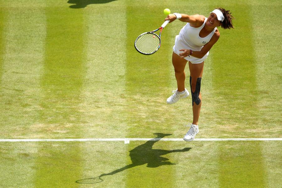 Alexandra Dulgheru pe iarba de la Wimbledon în 2018, când a fost învinsă în turul al doilea de Venus Williams FOTO Guliver/GettyImages Wimbledon se joacă pe GSP.ro » Alexandra Dulgheru: „Prima întâlnire a fost magică. Am văzut clubul, iarba aceea imaculată, mirosea a tradiție..”.