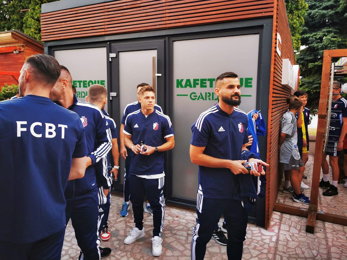 Rebranding complet la clubul din Liga 1 » Patronul a pus calul pe emblemă, și-a lansat berea proprie și a anunțat plecarea căpitanului: „Să te întorci ca antrenor!”