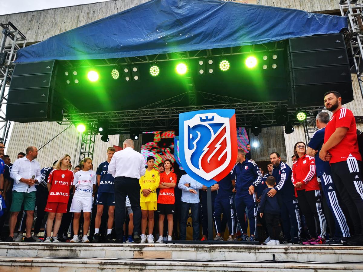 Rebranding complet la clubul din Liga 1 » Patronul a pus calul pe emblemă, și-a lansat berea proprie și a anunțat plecarea căpitanului: „Să te întorci ca antrenor!”