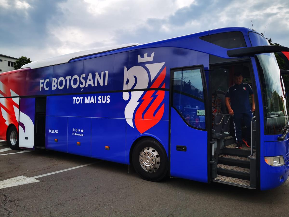 Rebranding complet la clubul din Liga 1 » Patronul a pus calul pe emblemă, și-a lansat berea proprie și a anunțat plecarea căpitanului: „Să te întorci ca antrenor!”
