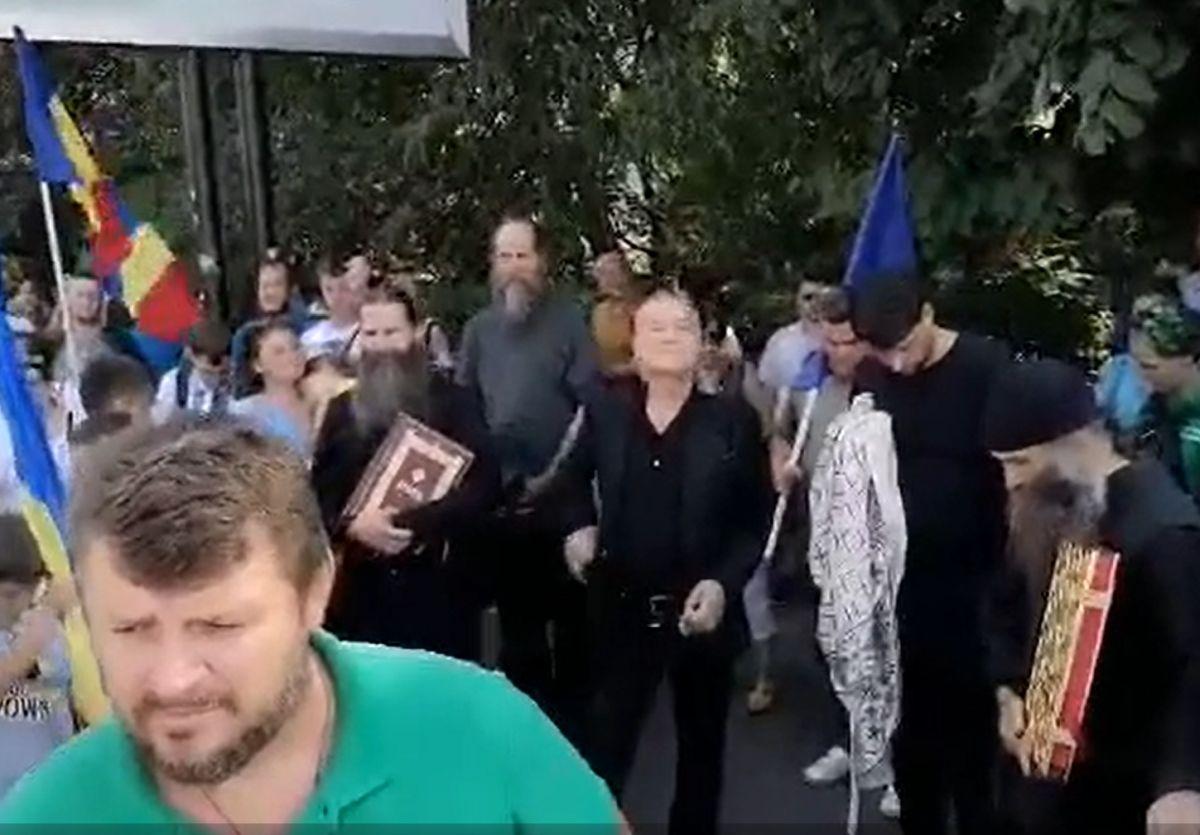 Gigi Becali, pe urmele „Bucharest Pride” » Patronul FCSB a stropit cu agheasmă și a cântat pe Calea Victoriei