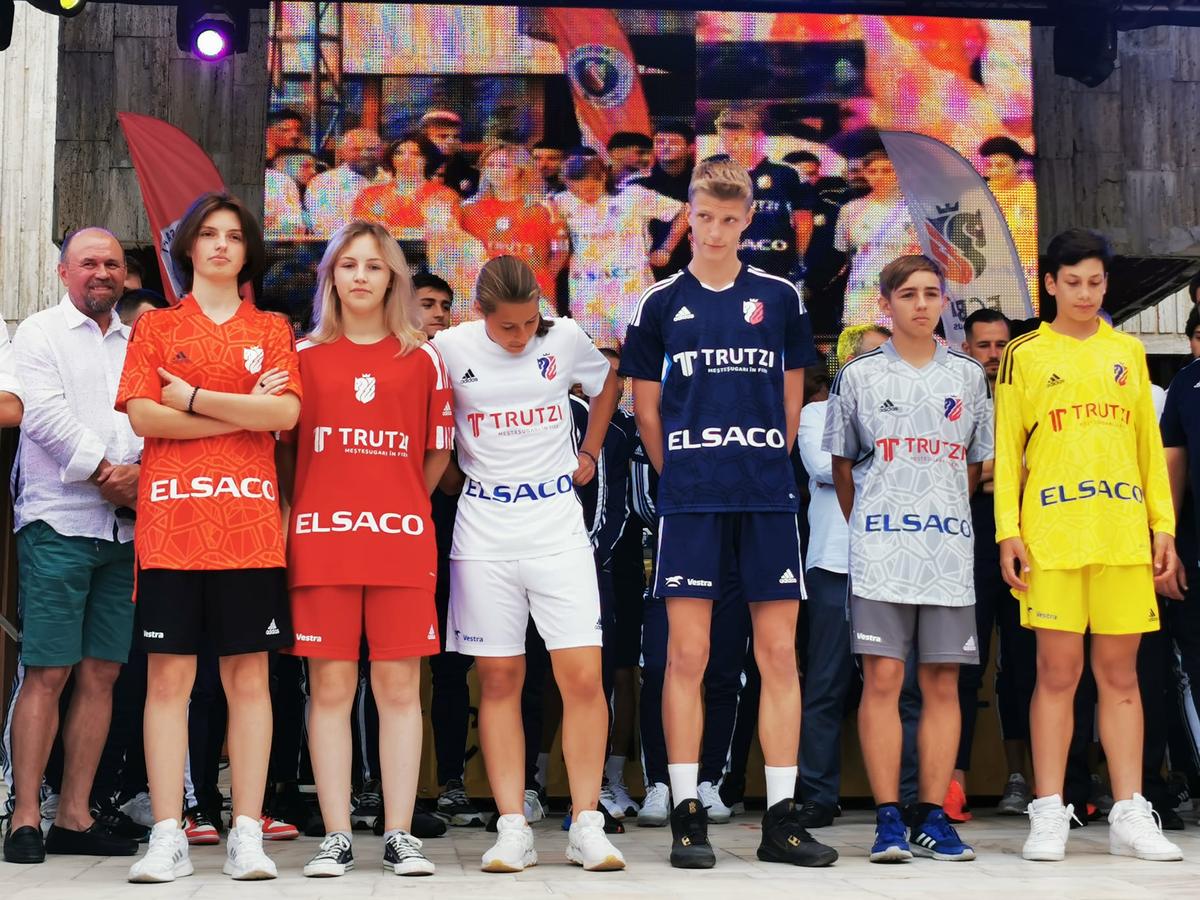 Rebranding complet la clubul din Liga 1 » Patronul a pus calul pe emblemă, și-a lansat berea proprie și a anunțat plecarea căpitanului: „Să te întorci ca antrenor!”