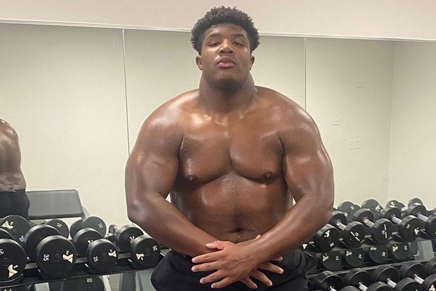 Tyler Parker, „defensive lineman” al liceului Santa Margarita din California de Sud, a atras atenția marilor francize de fotbal american. La doar 14 ani are un fizic impunător.