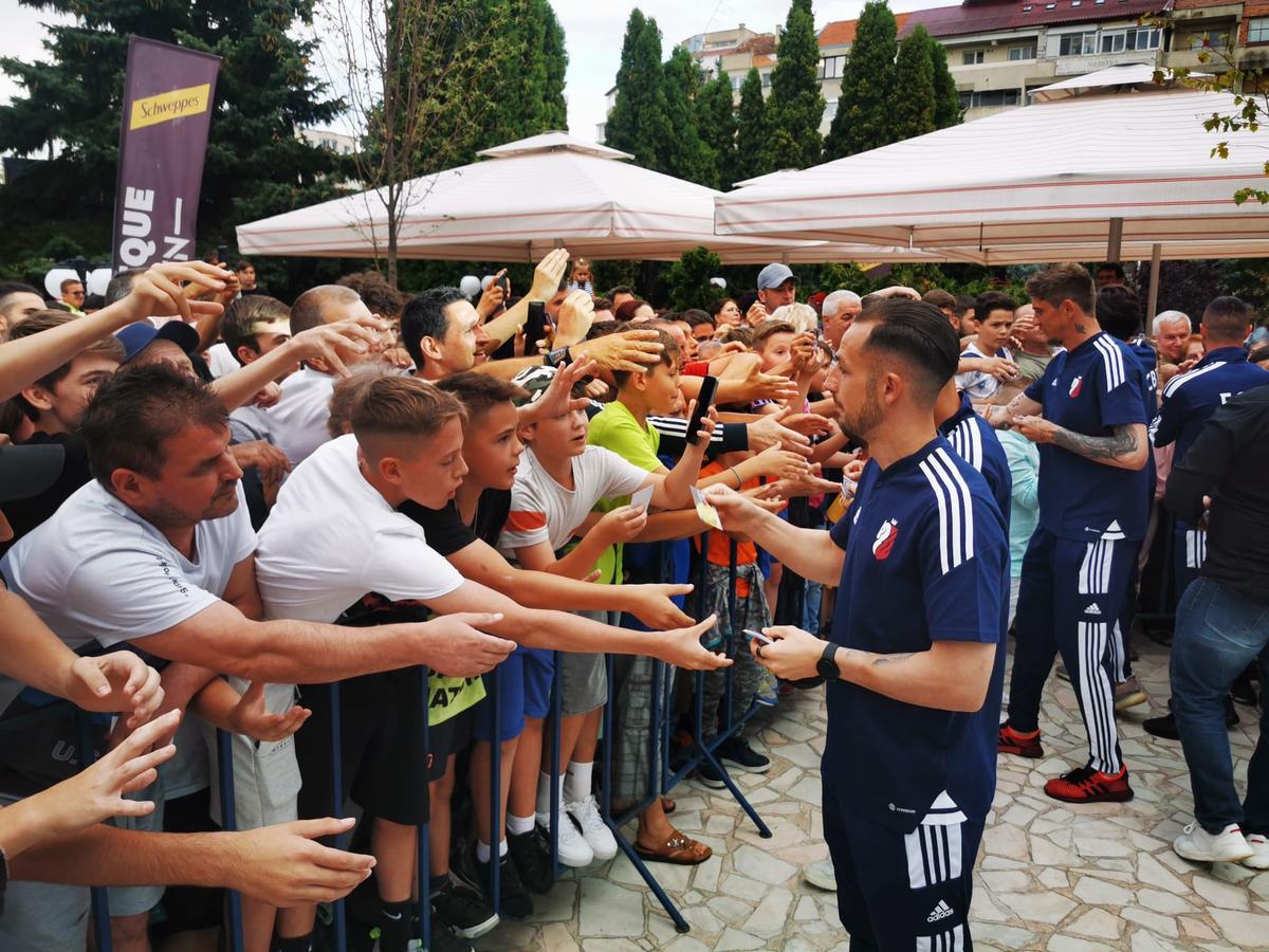 Rebranding complet la clubul din Liga 1 » Patronul a pus calul pe emblemă, și-a lansat berea proprie și a anunțat plecarea căpitanului: „Să te întorci ca antrenor!”