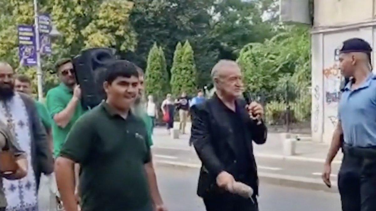 Imagini inedite cu Gigi Becali » A ieșit la „ocazie” pe Calea Victoriei! Cine l-a dus acasă