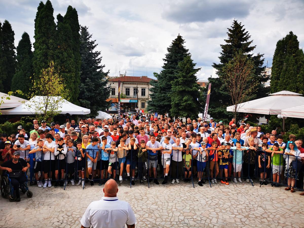 Rebranding complet la clubul din Liga 1 » Patronul a pus calul pe emblemă, și-a lansat berea proprie și a anunțat plecarea căpitanului: „Să te întorci ca antrenor!”