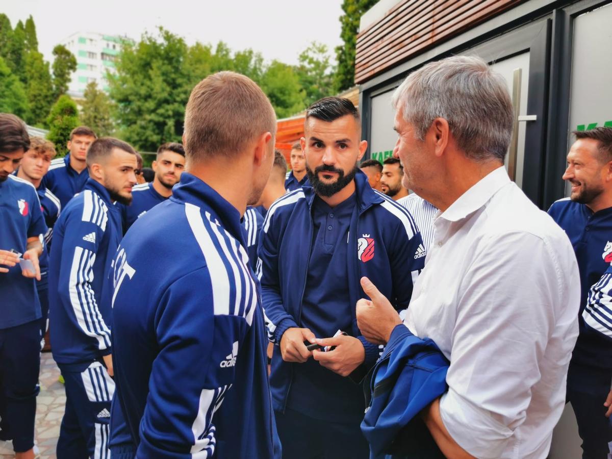 Rebranding complet la clubul din Liga 1 » Patronul a pus calul pe emblemă, și-a lansat berea proprie și a anunțat plecarea căpitanului: „Să te întorci ca antrenor!”