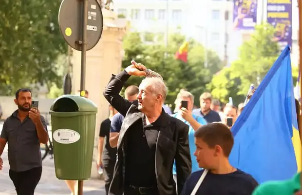 Gigi Becali, pe urmele „Bucharest Pride” » Patronul FCSB a stropit cu agheasmă și a cântat pe Calea Victoriei