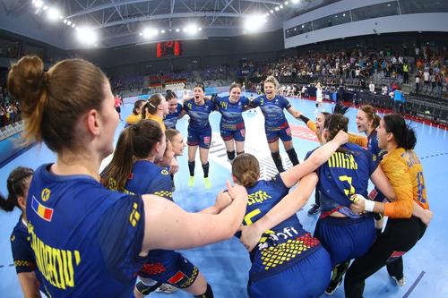 Naționala feminină U19 sărbătorind succesul din partida cu Germania FOTO FRH