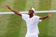 Continuă miracolul la Wimbledon » La prima prezență pe tabloul principal, „geniul” american trece de Tsitsipas și ajunge în „sferturi” + în octombrie era analist TV și vorbea despre Halep