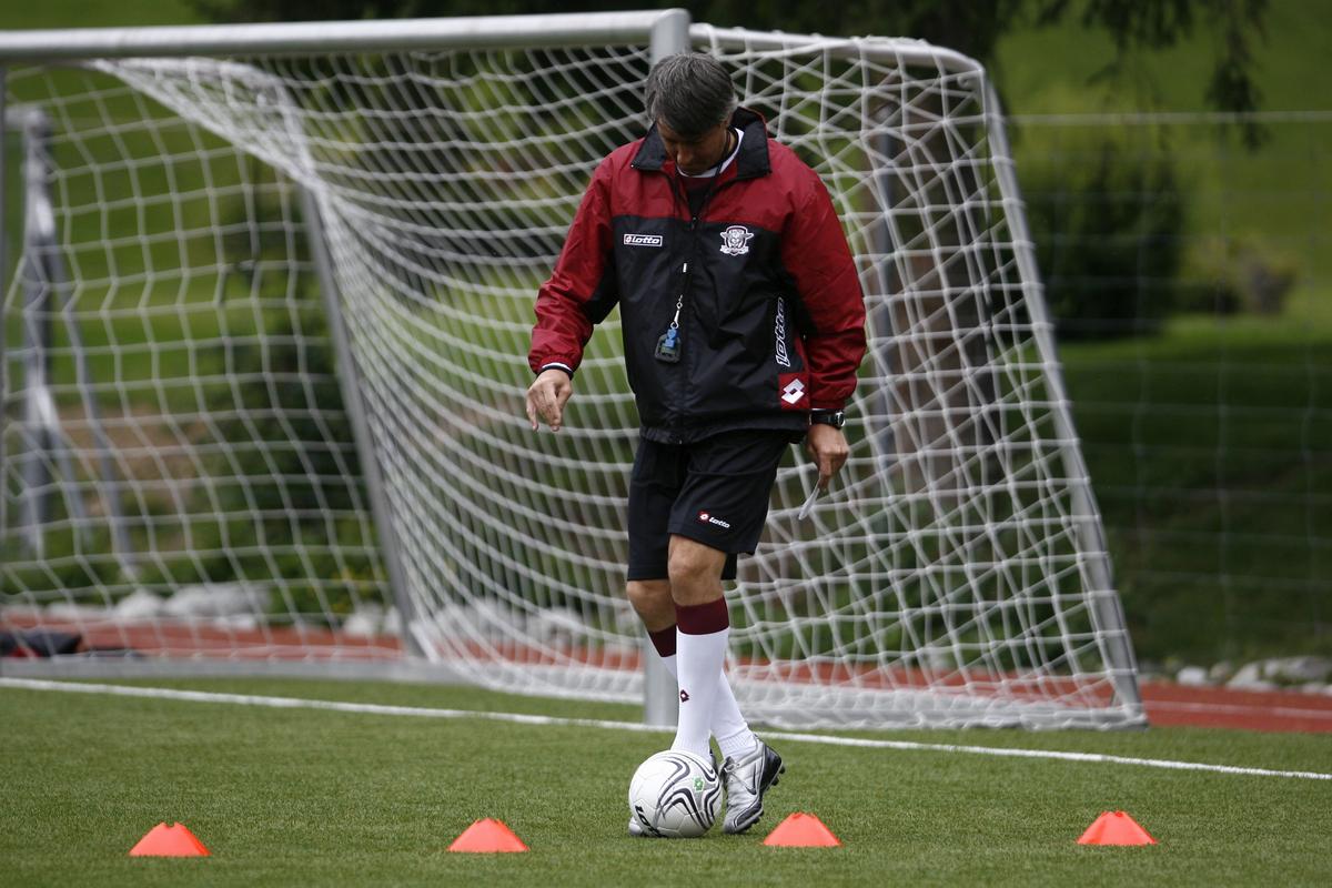 Portretul noului antrenor de la Rapid: 4 trofee, o mare bilă neagră + cum l-a umilit pe Becali: „M-a jignit în ultimul hal!”