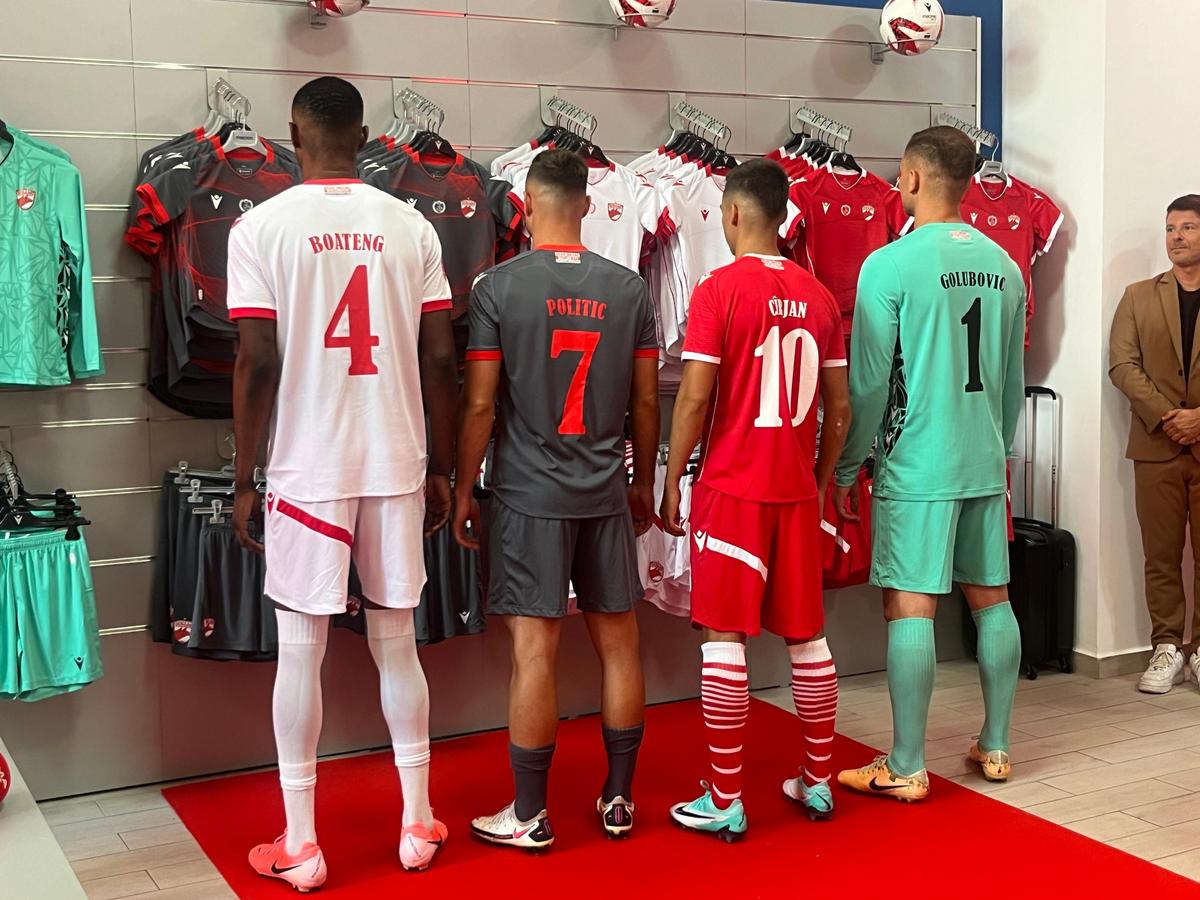 Dinamo și-a prezentat echipamentul pentru sezonul viitor! Planuri mari pentru „câini”: „Rezolvăm cu 2 jucători zilele acestea”